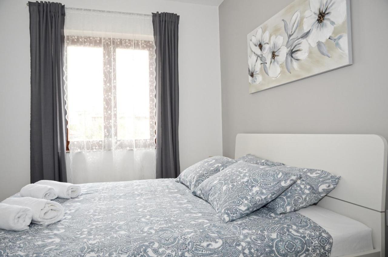 Family Friendly Apartments With A Swimming Pool Povljana, Pag - 244 Εξωτερικό φωτογραφία